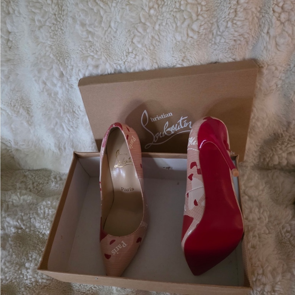 Source Unknown Pink Patterned Pointed Toe Pumps with Red Sole